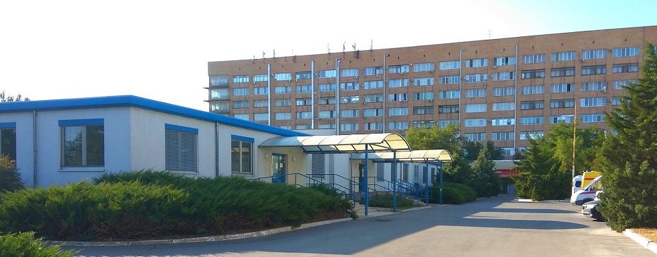 Фото главного входа со стороны шлагбаума
